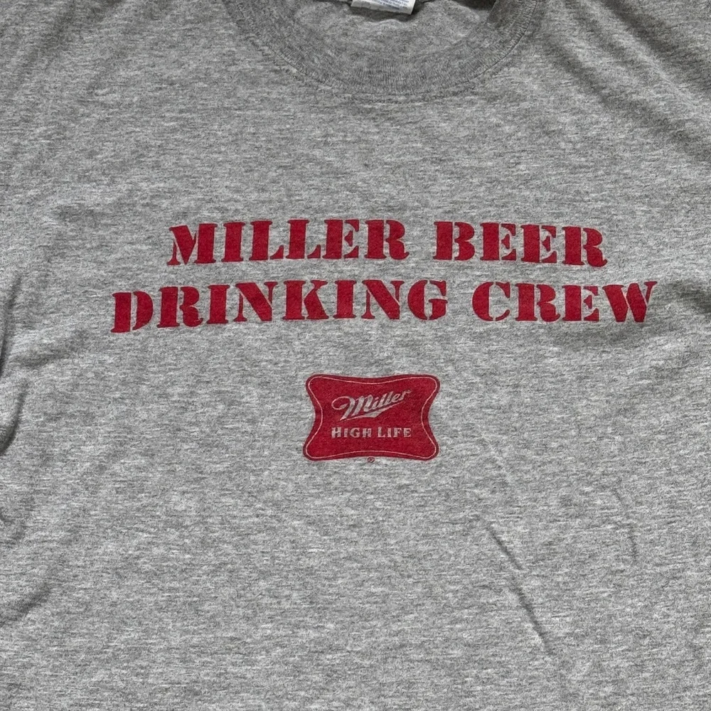🌷 Gildan T-shirt Size M Gray Miller Beer Drinking Crew - Picture 3 of 4
